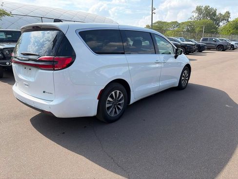 Used 2024 Chrysler Pacifica Limited FWD image 4