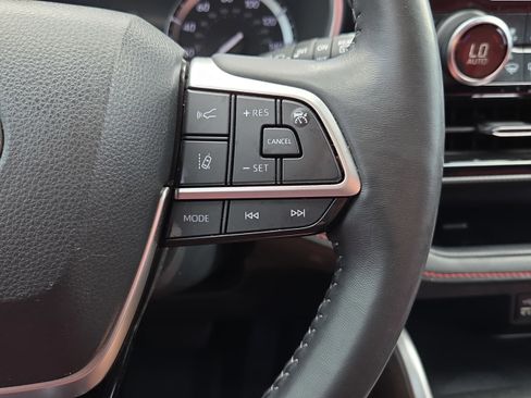 Used 2022 Toyota Highlander XSE FWD image 29