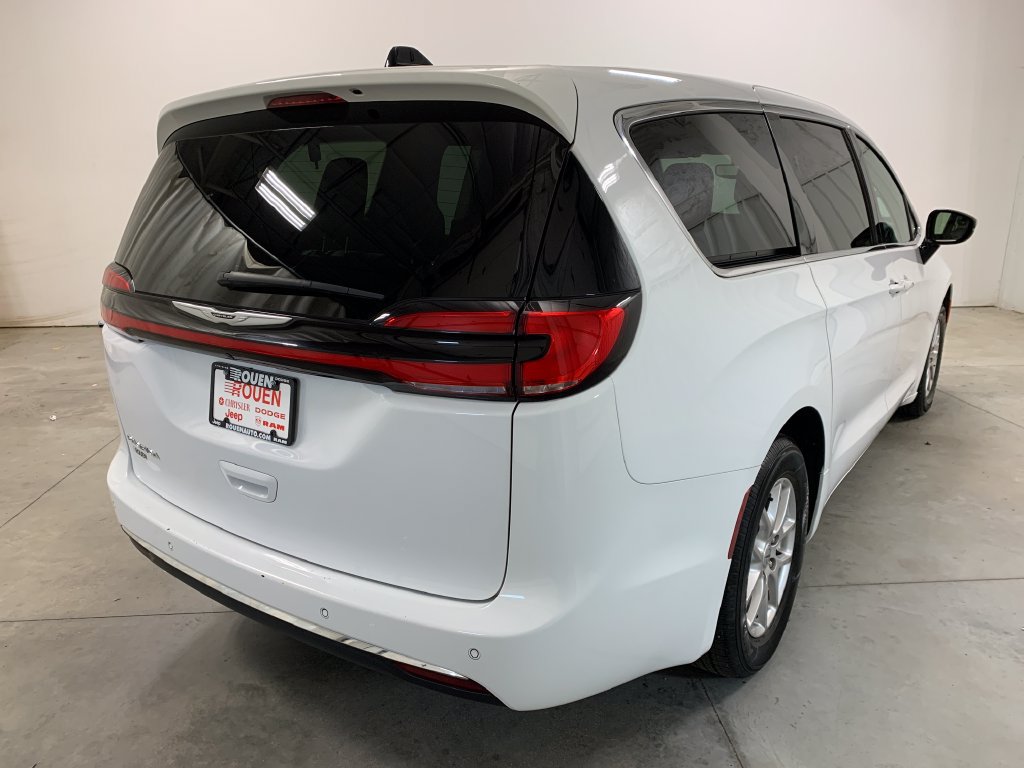 Used 2025 Chrysler Pacifica Select FWD image 8