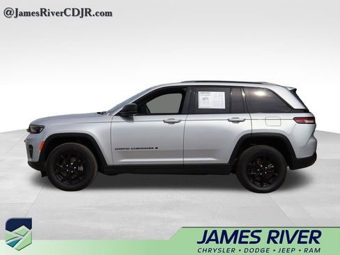 Used 2025 Jeep Grand Cherokee Altitude AWD/4WD image 2
