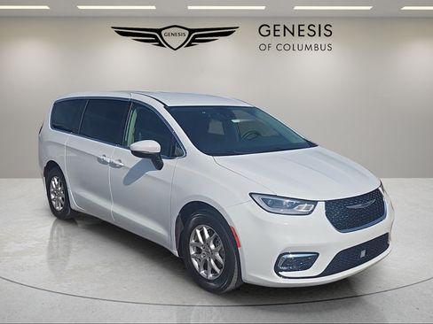 Used 2023 Chrysler Pacifica Touring-L FWD image 7