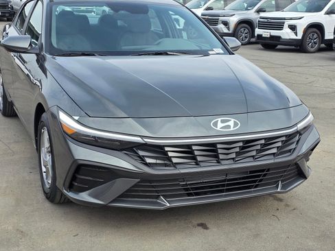 New 2026 Hyundai Elantra SE FWD image 9