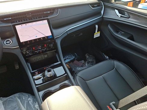 New 2025 Jeep Grand Cherokee Limited image 11