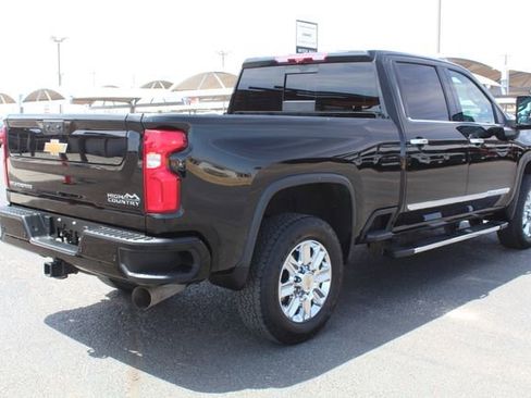 Used 2024 Chevrolet Silverado 2500 High Country w/ High Country Premium Package AWD/4WD image 3
