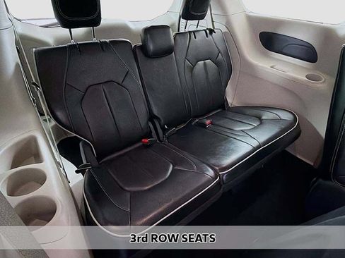 Used 2023 Chrysler Pacifica Limited w/ Uconnect Theater Family Group FWD image 13