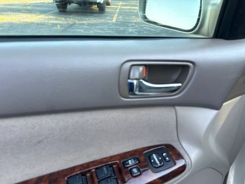 Used 2005 Toyota Camry LE FWD image 10