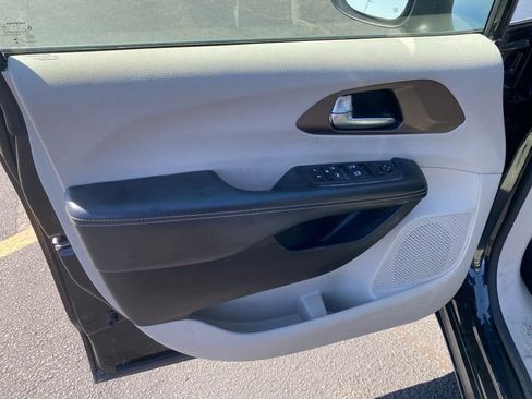 Used 2022 Chrysler Voyager LX image 7