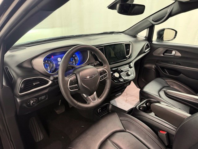 Used 2025 Chrysler Pacifica Select FWD image 11