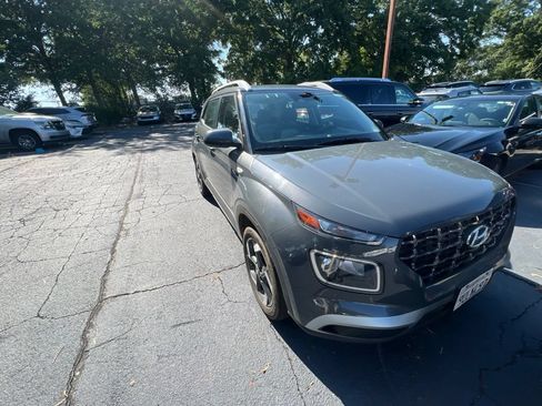 Used 2025 Hyundai Venue SEL FWD image 7