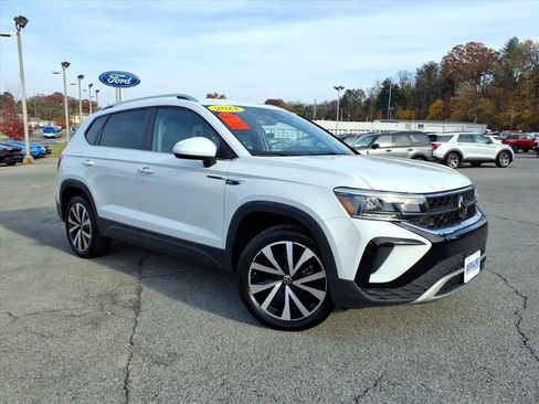 Used 2024 Volkswagen Taos SE image 3