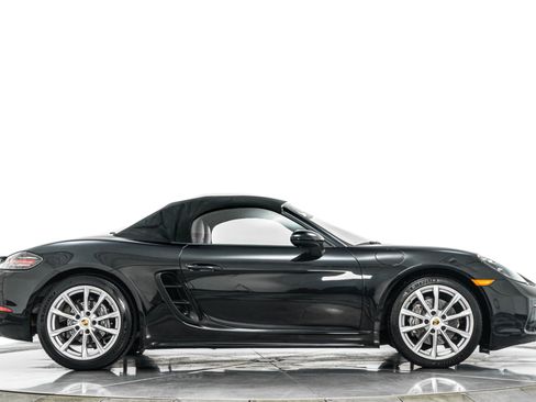 Used 2017 Porsche 718 Boxster RWD image 18