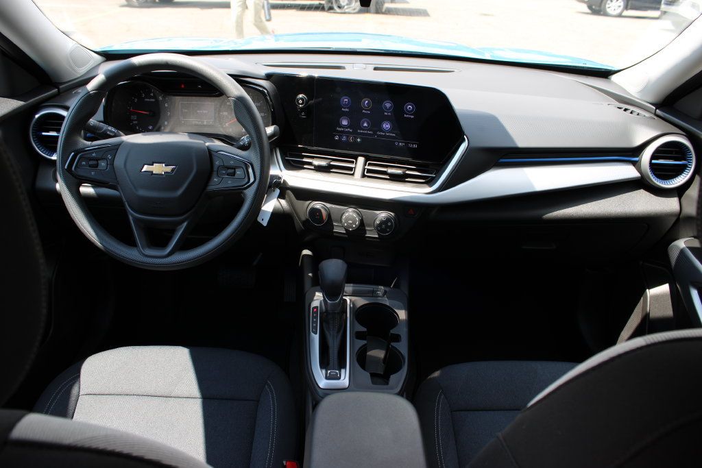 Certified 2025 Chevrolet Trax LS FWD image 35