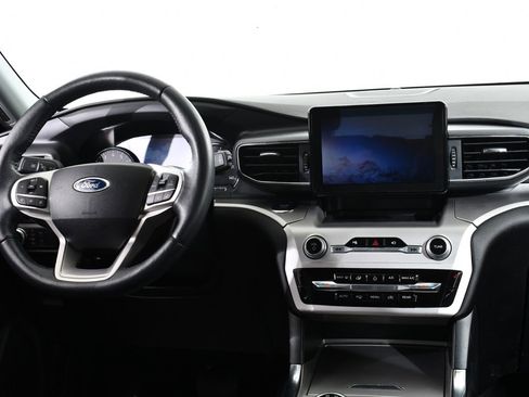 Used 2022 Ford Explorer XLT w/ Equipment Group 202A image 8