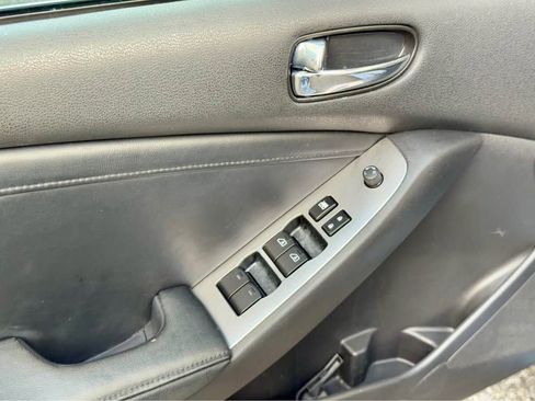 Used 2011 Nissan Altima 2.5 SL w/ 2.5SL Pkg image 9