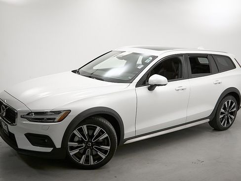 Certified 2024 Volvo V60 B5 Cross Country Ultimate image 3