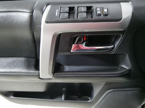 Used 2014 Toyota 4Runner SR5 AWD/4WD image 19