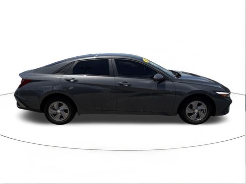 Certified 2025 Hyundai Elantra SE FWD image 2