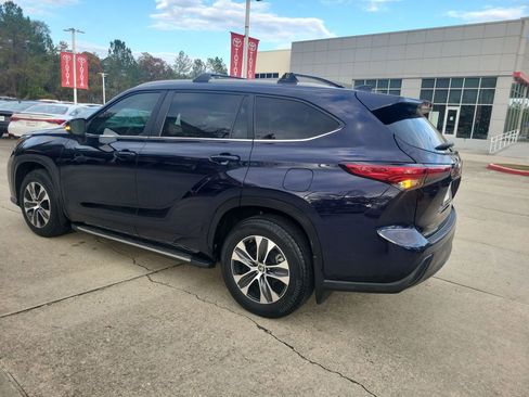 Certified 2023 Toyota Highlander XLE image 3