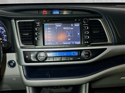 Used 2018 Toyota Highlander XLE image 12