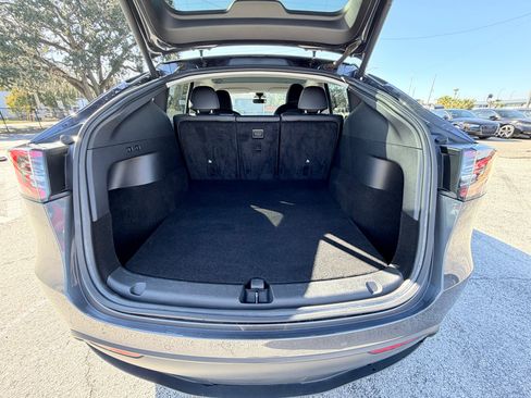 Used 2022 Tesla Model Y Long Range image 9