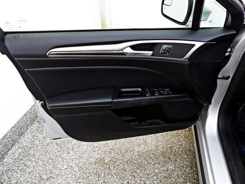 Used 2018 Ford Fusion SE w/ Fusion SE Technology Package FWD image 7