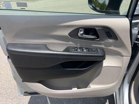 Used 2023 Chrysler Pacifica Touring-L FWD image 26