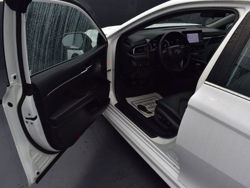 Used 2023 Toyota Camry SE image 8