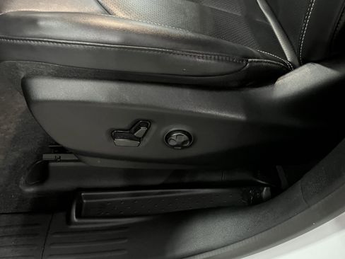 Used 2024 Chrysler Pacifica Select image 18