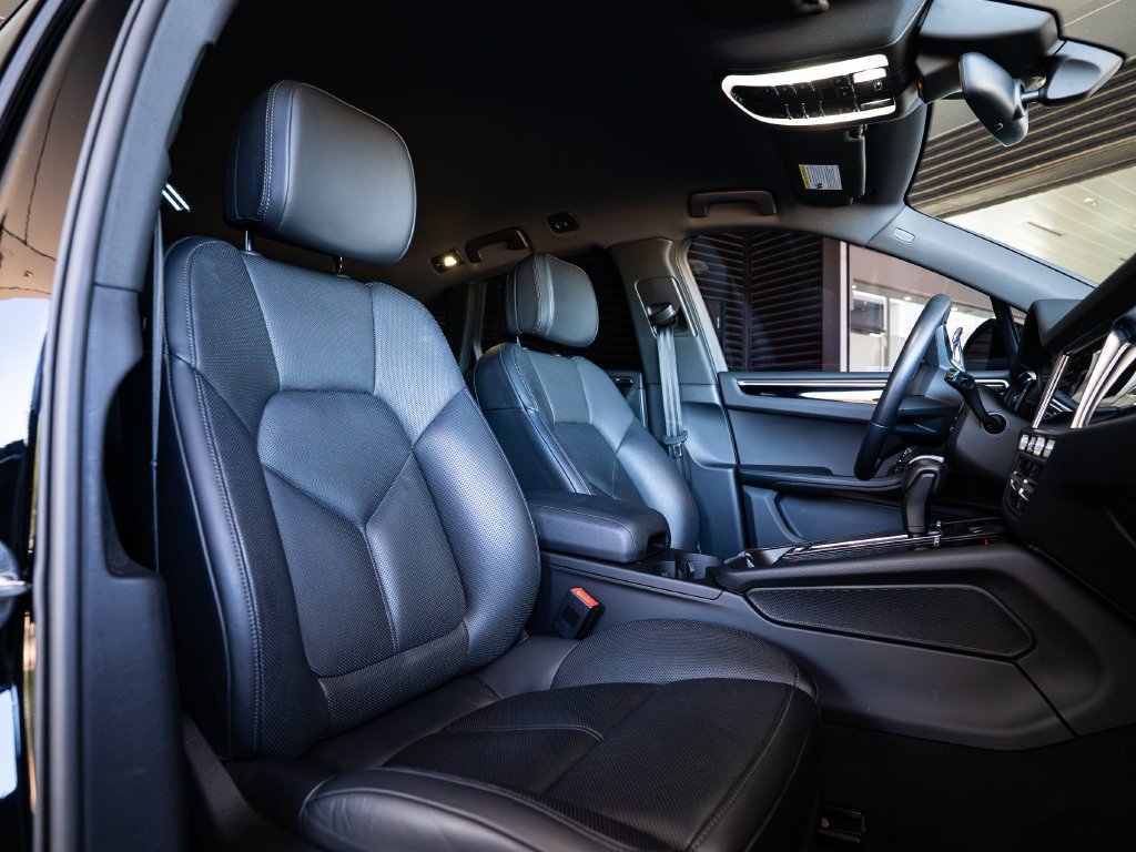 Certified 2024 Porsche Macan AWD/4WD image 28