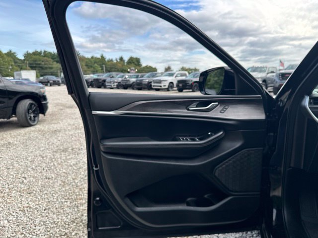 Used 2024 Jeep Grand Cherokee Limited AWD/4WD image 25