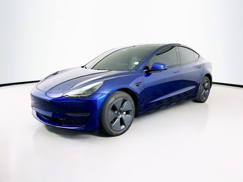 Used 2023 Tesla Model 3 Standard Range image 3