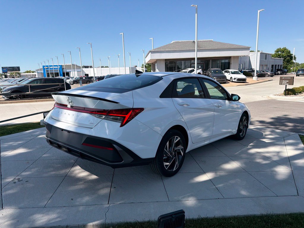New 2025 Hyundai Elantra SEL FWD image 4
