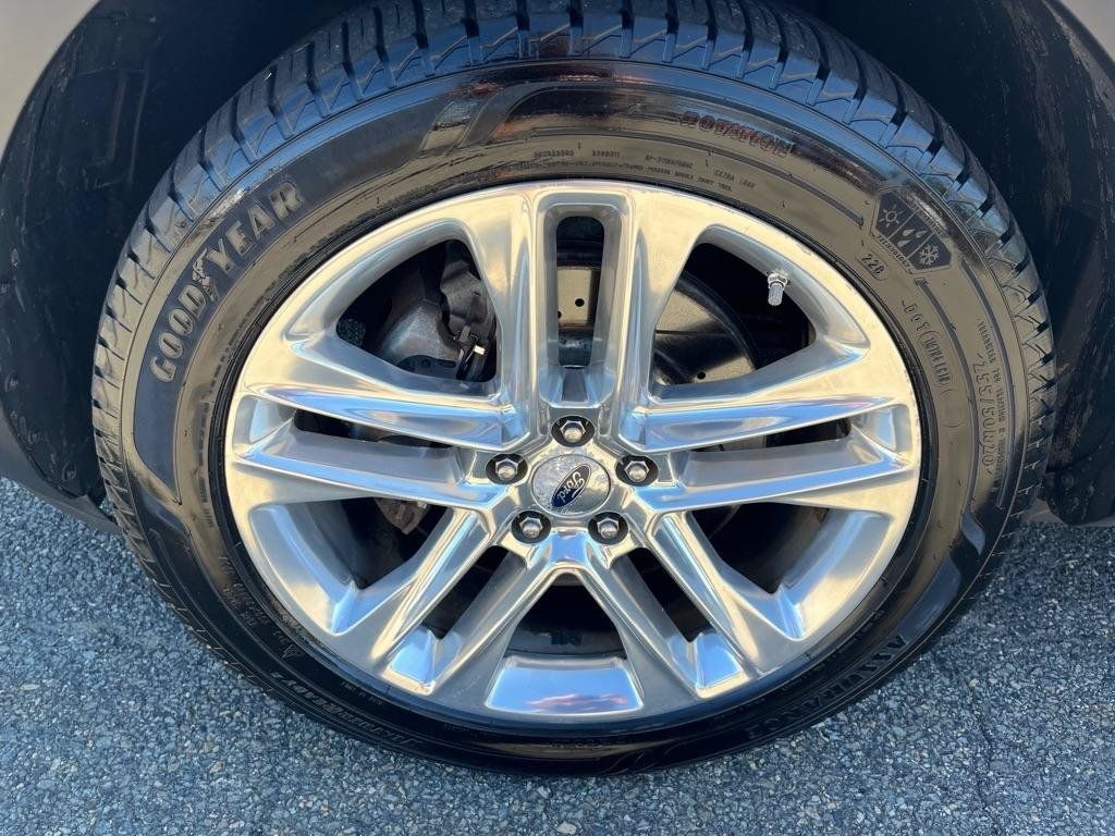 Used 2017 Ford Explorer XLT w/ Equipment Group 202A AWD/4WD image 6