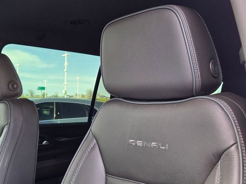 Used 2022 GMC Yukon XL Denali image 11
