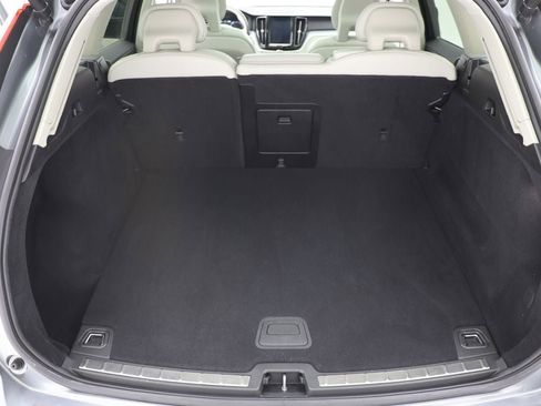 Used 2018 Volvo XC60 T6 Momentum w/ Vision Package image 30