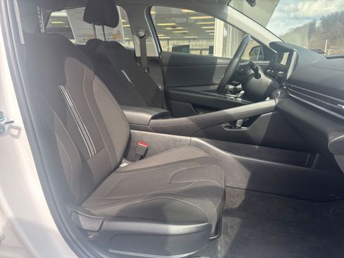 Used 2025 Hyundai Elantra SEL FWD image 27
