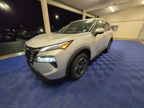 Used 2025 Nissan Rogue SV image 3