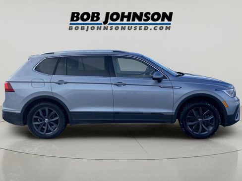 Used 2023 Volkswagen Tiguan SE w/ Panoramic Sunroof Package image 3