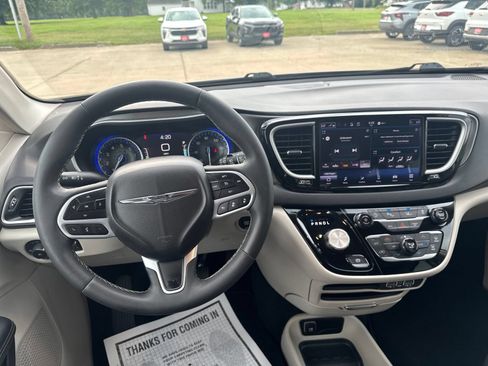 Used 2024 Chrysler Pacifica Touring-L FWD image 19