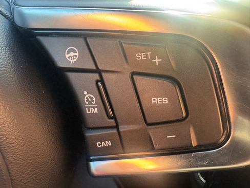 Used 2016 Jaguar XF S image 18