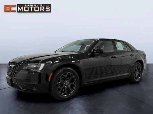 Used 2019 Chrysler 300 Touring w/ Sport Appearance Package image 2