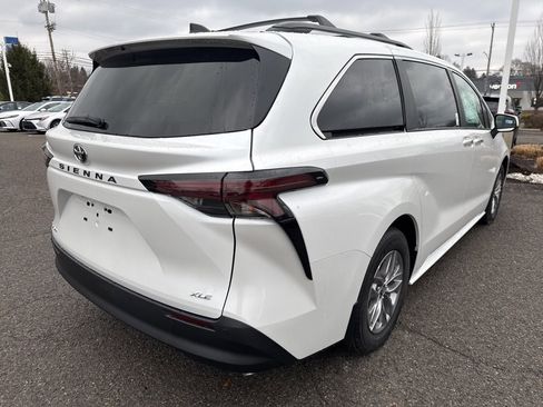 New 2026 Toyota Sienna XLE image 18
