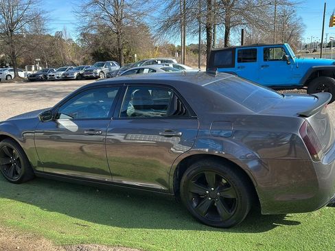 Used 2017 Chrysler 300 Limited image 5