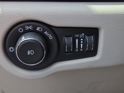 Used 2017 Chrysler Pacifica Touring-L FWD image 33