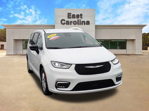 Certified 2024 Chrysler Pacifica Touring-L image 2