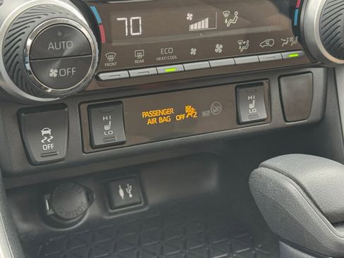 Used 2019 Toyota RAV4 XLE AWD/4WD image 5