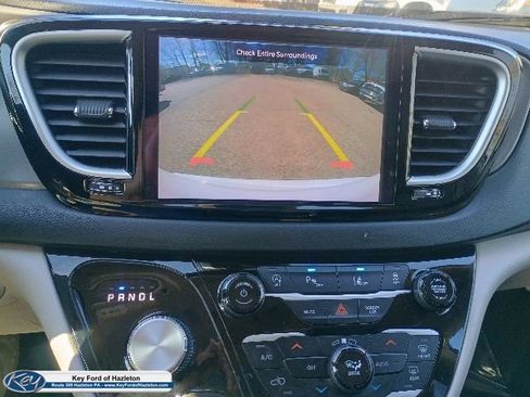 Used 2023 Chrysler Pacifica Touring-L FWD image 30