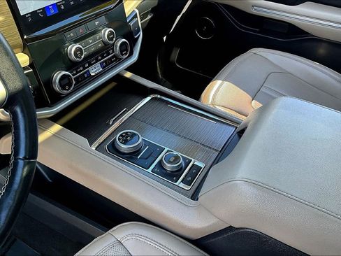 Used 2024 Ford Expedition Limited image 18