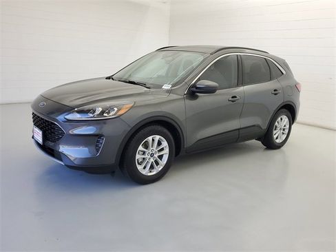 Used 2020 Ford Escape SE image 32