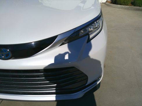 Used 2022 Toyota Sienna Limited image 7